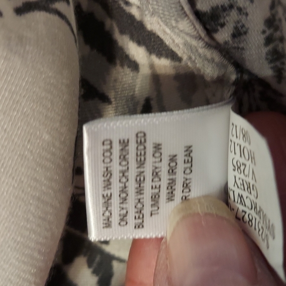 Banana Republic Ladies blouse cowl neck gray with black and white fern pattern - Picture 6 of 8